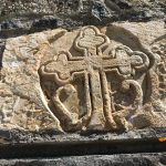 Камень в стене монастыря Тродиссиса.Кипр.-min